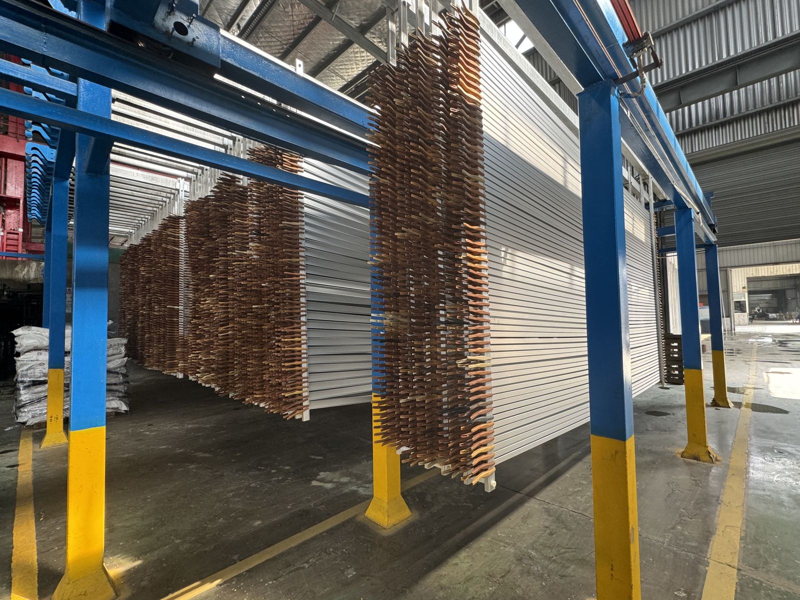 Anodized aluminum profiles on racks after film thickness control