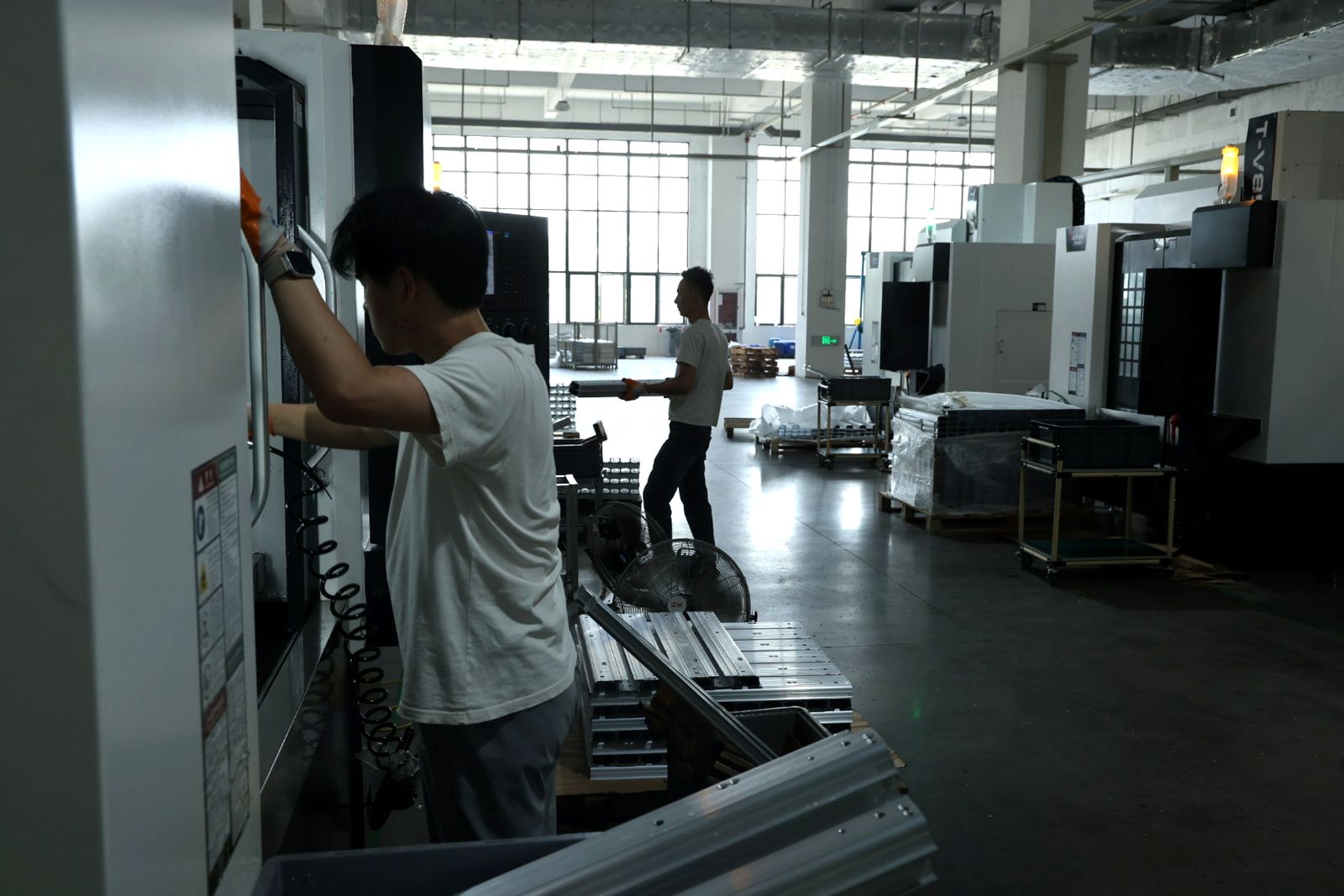 AOYIN CNC operator setting up a machining center for aluminum battery box production