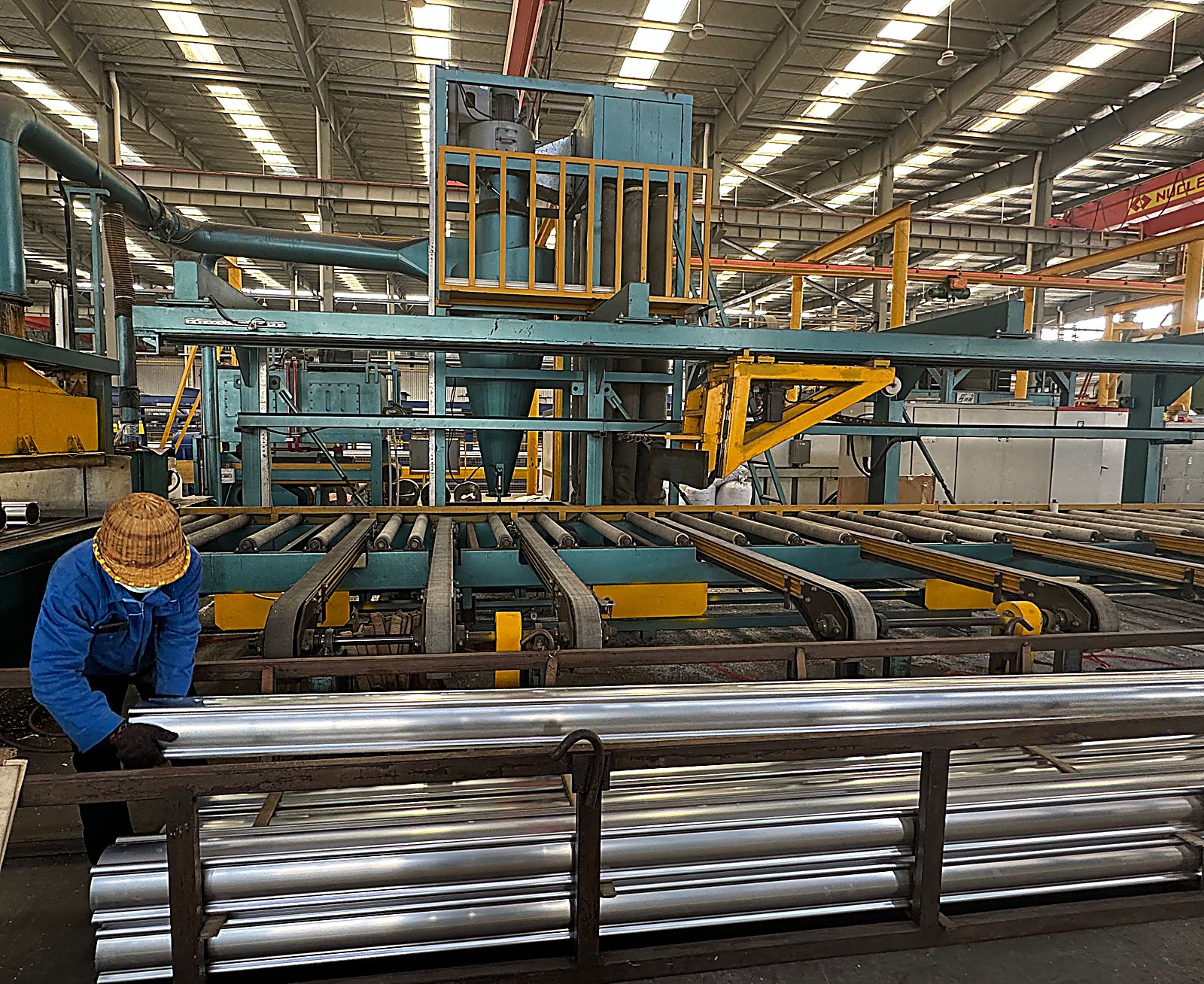 Extrusion press runout table with aluminum profiles